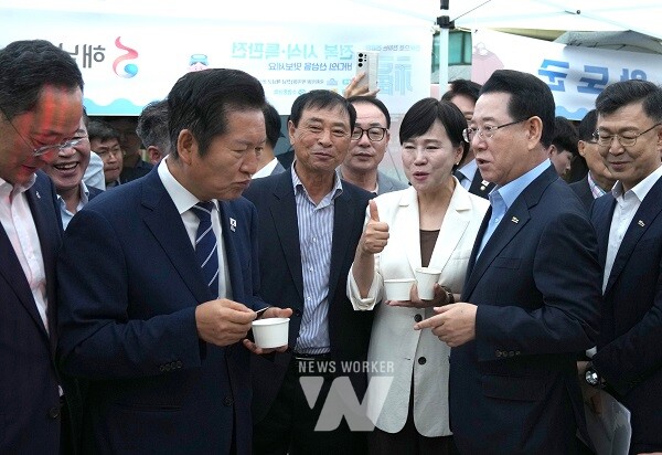 김영록 전라남도지사가 13일 오전 서울 국회 소통관 앞 광장에서 열린 ‘전복 소비촉진 판촉행사’에 참석해 주요 내빈들과 홍보부스를 둘러보며 전복으로 만든 음식을 시식하고 있다.