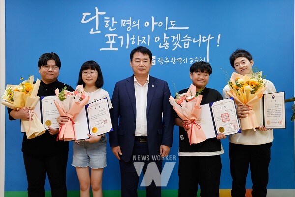 이정선 광주시교육감(왼쪽 3번째)이 13일 본청 교육감실에서 대한민국어린이국회에서 우수한 성과를 거둔 월곡초 이준기 교사, 서우제 학생, 광주농성초 윤민혁 학생, 김건우 지도교사(왼쪽부터)와 함께 기념사진을 촬영하고 있다. / 광주시교육청 제공