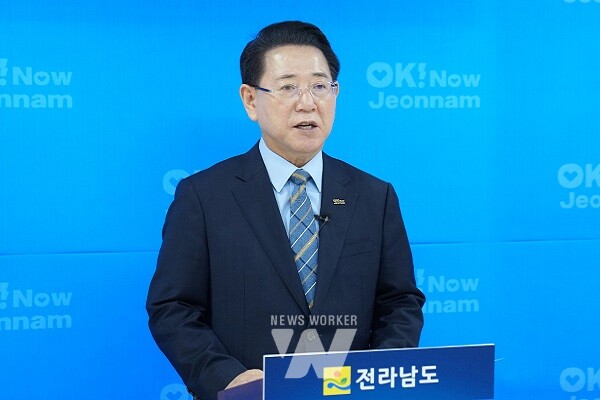 김영록 전라남도지사가 13일 전남도 중앙협력본부 서울사무소에서 전남 핵심현안 국정과제 반영과 관련해 브리핑을 하고 있다.