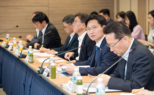 구혁채 과학기술정보통신부 제1차관이 12일 오전 서울 종로구 광화문교보빌딩 국가과학기술자문회의 대회의실에서 열린 '민관합동 과학기술인재 유출방지 및 유치 TF 착수회의' 에서 경계현 삼성전자 고문 및 참석자들과 과학기술인재 유출방지 및 유치 대책을 논의하고 있다.(사진=과기정통부 제공)