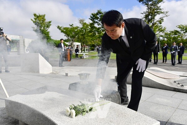 이정선 광주시교육감이 15일 상무시민공원 광주독립운동기념탑에 헌화하고 있다. / 광주시교육청 제공