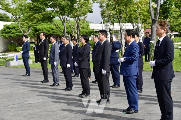 이정선 교육감, 독립운동기념탑 참배