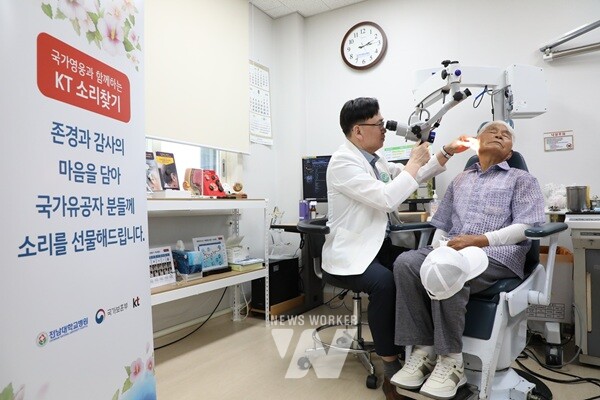 전남대학교병원 이비인후과 조형호 교수가 지난 13일 난청 증세가 있는 국가유공자를 대상으로 진료를 하고 있다.