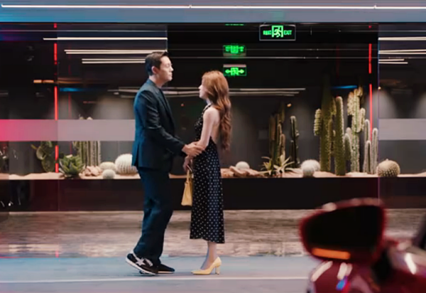 '허아요안' 예고편에 1초 등장하는 베르사체 미니백. 조로사 파워에 힘입어 순식간에 완판됐다. [사진=텐센트비디오]