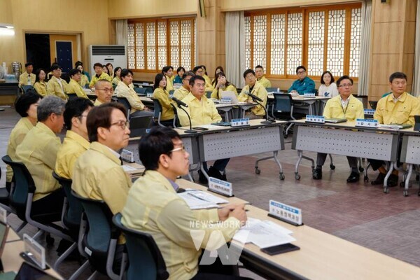 이정선 광주시교육감이 18일 본청 상황실에서 을지연습 최초 상황보고를 받고 있다. / 광주시교육청 제공