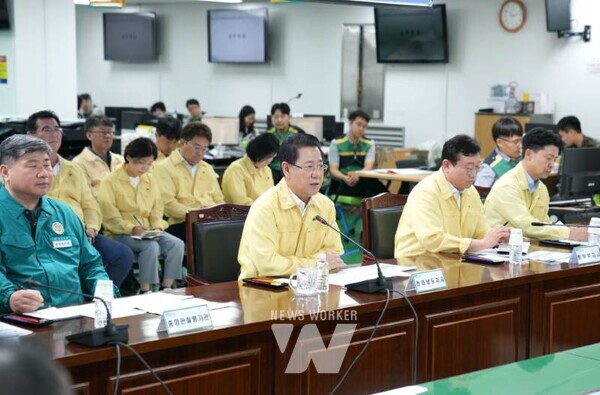 김영록 전라남도지사가 18일 오전 도청 충무시설에서 ‘2025년 을지연습 최초상황보고회의’를 주재하고 있다.