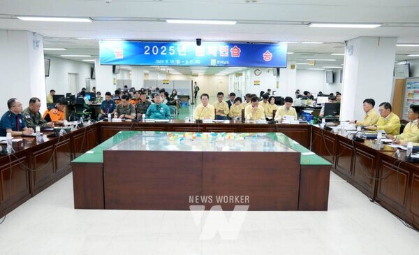 김영록 전라남도지사가 18일 오전 도청 충무시설에서 ‘2025년 을지연습 최초상황보고회의’를 주재하고 있다.