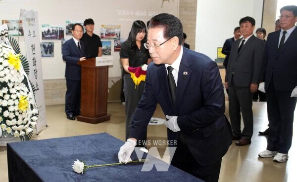 김영록 전라남도지사가 18일 오전 목포 김대중노벨평화상기념관에서 열린 ‘김대중 대통령 서거 16주기 추모식’에 참석해 헌화·묵념을 하고 있다