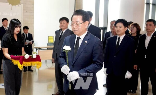 김영록 전라남도지사가 18일 오전 목포 김대중노벨평화상기념관에서 열린 ‘김대중 대통령 서거 16주기 추모식’에 참석해 헌화·묵념을 하고 있다