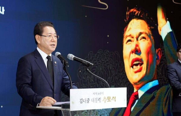 김영록 전라남도지사가 18일 오전 목포 김대중노벨평화상기념관에서 열린 ‘김대중 대통령 서거 16주기 추모식’에 참석해 추모사를 하고 있다.