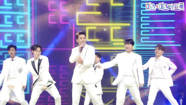 임영웅, 영탁, 이찬원, 정동원, 장민호, 김희재의 '미스트롯2' 축하무대 '나야 나' 중에서 [사진=미스 앤 미스터 트롯]