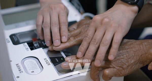 AI 의료기기를 이용해 대상자 건강지표를 측정하고 있다.