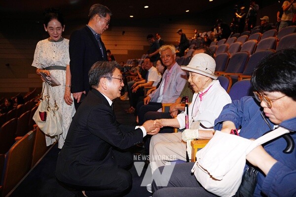 강기정 광주광역시장이 18일 오후 남구 빛고을시민문화관에서 열린 '김대중대통령 서거 16주기 추모식'에 참석해 시민들과 인사를 나누고 있다./광주광역시 제공