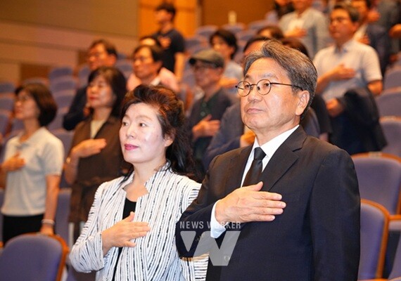 강기정 광주광역시장이 18일 오후 남구 빛고을시민문화관에서 열린 '김대중대통령 서거 16주기 추모식'에 참석해 국민의례를 하고 있다./광주광역시 제공