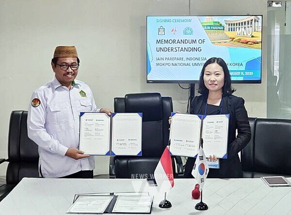 협약서 교환(왼쪽부터) IAIN Parepare 총장 Dr. Hannani, M.Agㆍ국립목포대학교 학생취업처 부처장 이고은