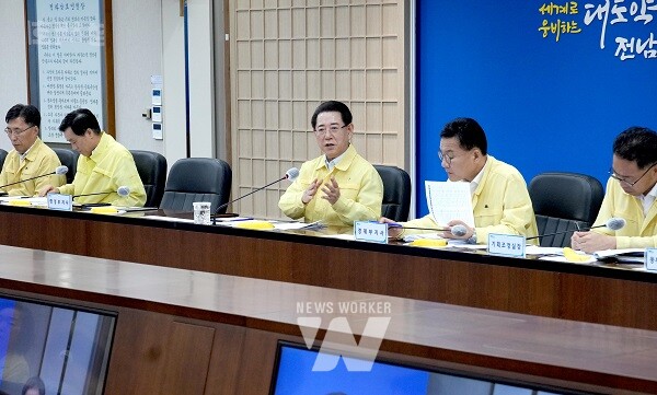 김영록 전라남도지사가 19일 도청 서재필실에서 실국장 정책회의를 주재하고 도정 현안을 논의하고 있다.