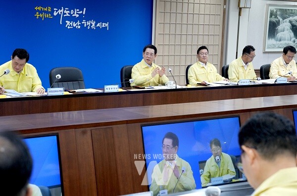 김영록 전라남도지사가 19일 도청 서재필실에서 실국장 정책회의를 주재하고 도정 현안을 논의하고 있다.