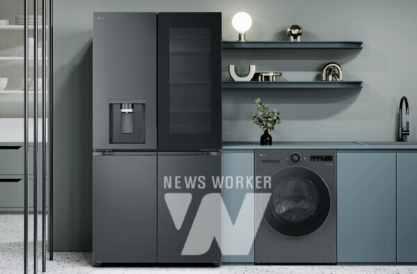 LG전자 프렌치도어 냉장고와 일체형 세탁건조기 '히트펌프 워시콤보' 신제품이 집 안 공간에 조화롭게 배치된 모습