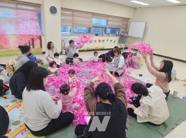 순천시 육아종합지원센터에서 오감 퍼포먼스 활동을 통해 양육부담을 해소하고 있다