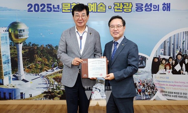 왼쪽부터 김성 군수, 이기헌 한국공공자치연구원 대표이사