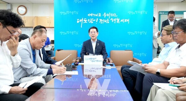 김영록 전라남도지사가 19일 오후 도청 기자실에서 기자간담회를 열고 “새 정부 5극 3특 균형발전 전략에 발맞춘 광주전남 특별지방자치단체, 전남 에너지 해양 특화도시 특별법 제정 노력, 석유화학 철강산업 위기 극복 등에 도정을 집중할 계획”이라고 밝히고 있다.