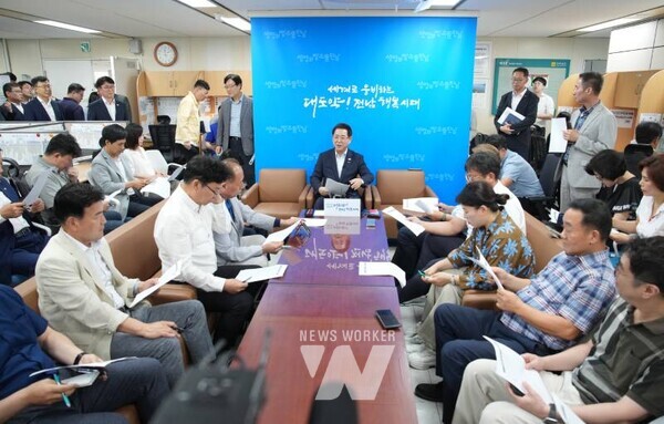 김영록 전라남도지사가 19일 오후 도청 기자실에서 기자간담회를 열고 “새 정부 5극 3특 균형발전 전략에 발맞춘 광주전남 특별지방자치단체, 전남 에너지 해양 특화도시 특별법 제정 노력, 석유화학 철강산업 위기 극복 등에 도정을 집중할 계획”이라고 밝히고 있다.