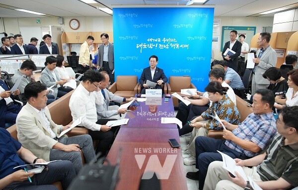 김영록 지사가 19일 도청 출입기자단과 간담회를 갖고있다.