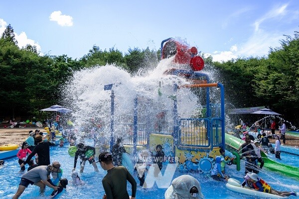 지난 17일, 백운산수련원 야외수영장에서 시민들이 물놀이를 즐기고 있다.