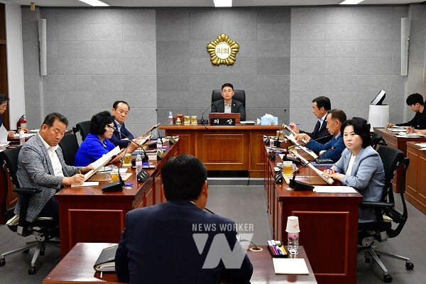함평군의회 의원들이 간담회 안건들에 대한 보고를 받고 있다.