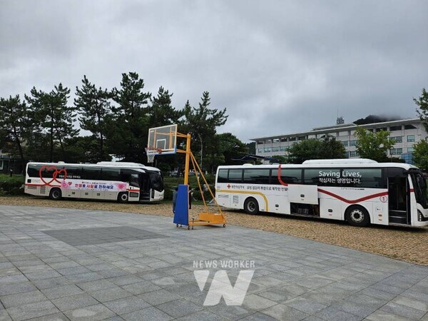 전남 진도군은 혈액 수급이 불안정한 여름철을 맞아 지난 12일(화) 오전 10시부터 오후 4시까지 진도읍 철마광장에서 헌혈 행사를 진행했다.