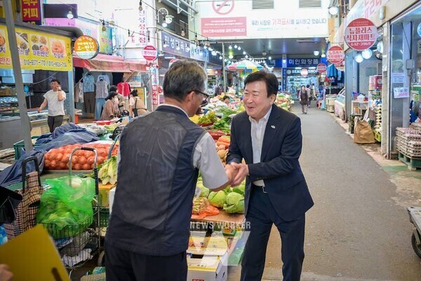 정 시장은 시장 곳곳을 돌며 상인들의 고충을 청취했다.