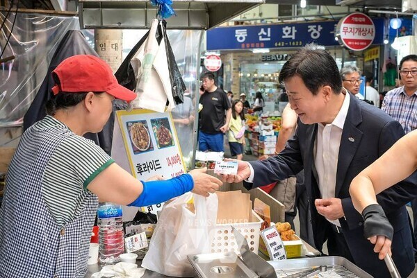 정기명 여수시장이 19일 오전 서시장과 주변 시장을 방문해 민생회복 소비쿠폰 사용 실태를 점검하고 상인·시민과 소통하는 시간을 가졌다.