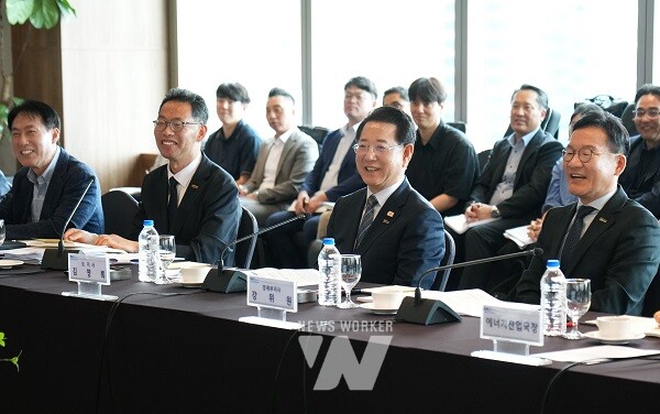 김영록 전라남도지사가 20일 오전 서울 국민일보 백원홀에서 열린 ‘더불어민주당 전남도당-전라남도 예산정책협의회’에 참석해 지역 현안 해결과 내년도 국비 확보방안에 대해 논의하고 있다.