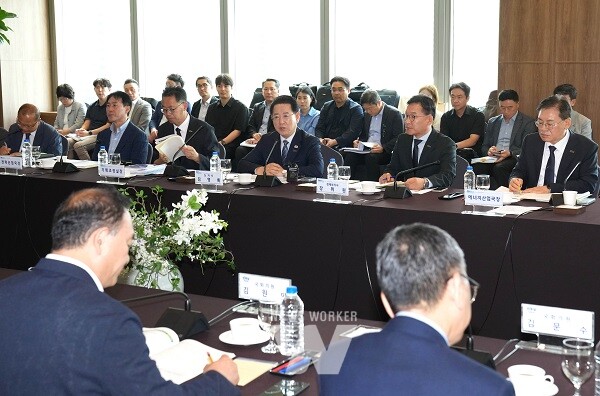 김영록 전라남도지사가 20일 오전 서울 국민일보 백원홀에서 열린 ‘더불어민주당 전남도당-전라남도 예산정책협의회’에 참석해 지역 현안 해결과 내년도 국비 확보방안에 대해 논의하고 있다.