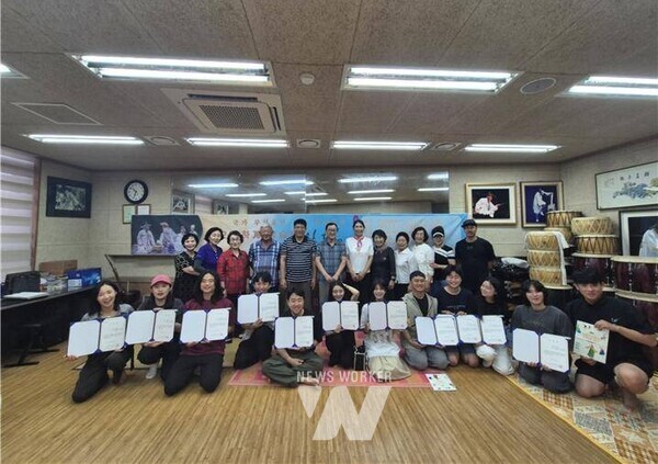 ‘2025 하계 진도다시래기 강습회(전통과 민속문화의 현재를 잇다)’가 지난 6일부터 10일까지 4박 5일 동안 진도군 무형유산 전수관에서 성황리에 진행됐다.