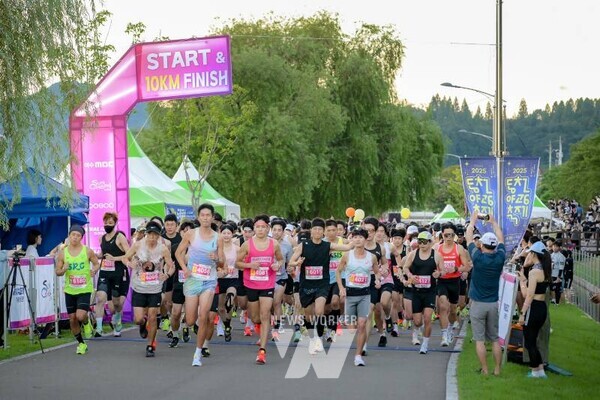 지난 16일, 야광레이스 10km 코스에 참가한 주자들이 동천변을 달리고 있다
