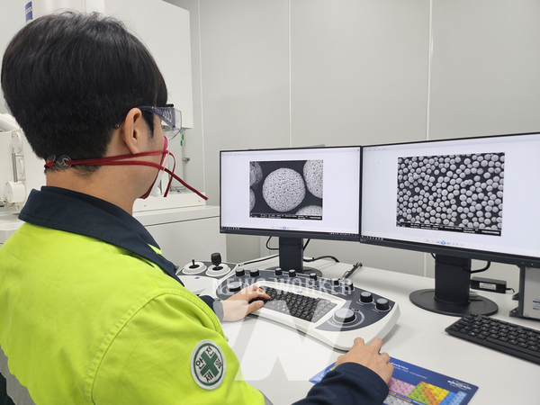 포스코퓨처엠 연구원이 울트라 하이니켈 양극재 결정을 살펴보고 있다.