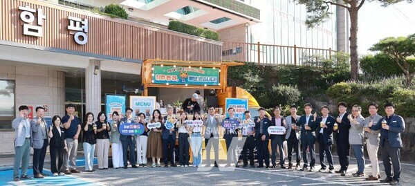 함평군은 21일 오전 8시 30분부터 군청 앞에서 출근길 청렴커피차 운영 캠페인을 열었다.