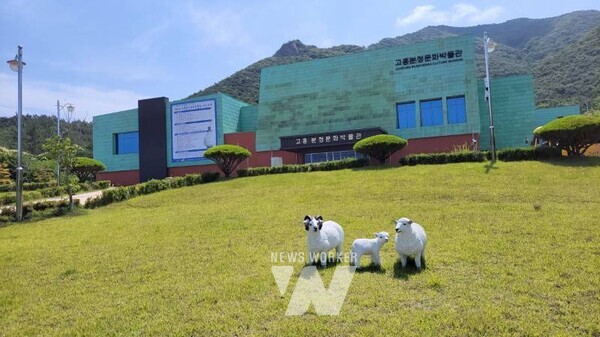전남 고흥군(군수 공영민)은 오는 23일 오후 1시, 분청문화박물관 광장에서 여름 무더위를 시원하게 날릴 특별 문화행사 ‘K-POP 페스티벌 박캉스 왔썸머’를 개최한다