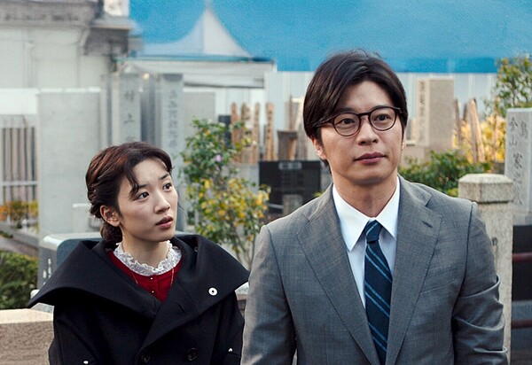 불륜 보도 이후 연예계에서 자취를 감춘 나가노 메이(왼쪽)와 다나카 케이 [사진=영화 '그리고 바통은 넘겨졌다' 공식 스틸]