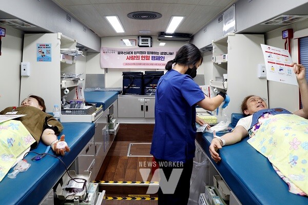 광주신세계가 지역사랑을 실천하고자 21일 2025 사랑의 헌혈 캠페인을 열고 임직원 및 고객들이 참여하는 헌혈활동을 진행했다