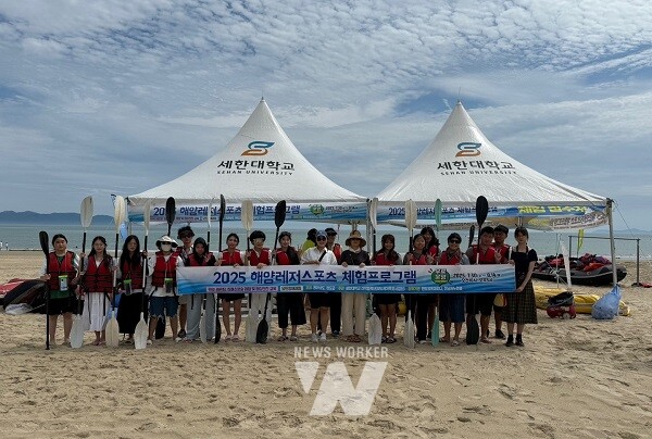 완도군은 신지 명사십리에서 해양 레저 스포츠 체험 프로그램을 운영했다.