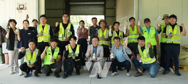 윤병태 시장(앞줄 오른쪽 세 번째)이 지난 21일 남부권역 환경미화원 대기소에서 청렴 간담회를 진행하고 단체 기념사진을 촬영하고 있다(사진 제공-나주시)