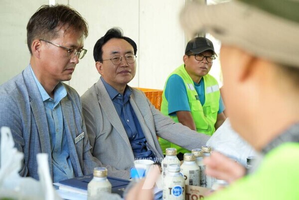 윤병태 시장(왼쪽 두 번째)이 환경미화원 직원들의 현장 애로사항을 경청하고 있는 모습.(사진 제공-나주시)