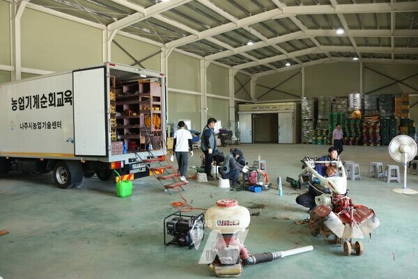  지난 7월 30일 침수 농기계 순회 수리 지원 당시 현장(사진 제공-나주시)