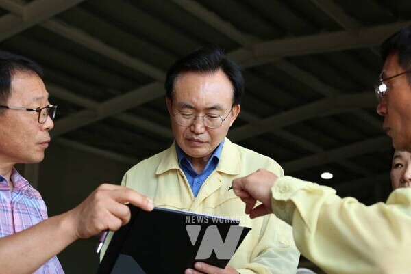 나주시가 집중호우로 피해 본 농가 회복 지원을 위해 농기계 임대료를 감면한다. 사진은 지난 7월 30일 침수 농기계 순회 수리 지원 당시 현장 모습.2. 나주시가 집중호우로 피해 본 농가 회복 지원을 위해 농기계 임대료를 감면한다. 사진은 윤병태 시장이 지난 7월 30일 농기계 수리 현장을 찾아 현황 보고를 듣고 있는 모습.(사진 제공-나주시)