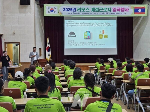 나주시 농업기술센터에서 라오스 외국인 계절근로자 78명에 대한 입국환영식이 열렸다.2. 라오스 계절근로자 78명이 지역사회 적응을 위해 교육을 듣는 모습.(사진 제공-나주시)