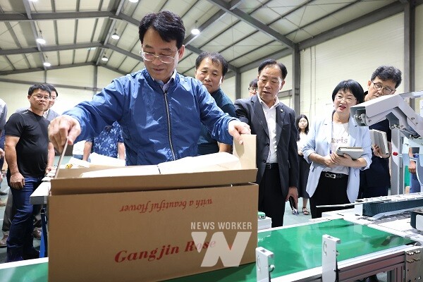 강진원 강진군수와 땅심화훼법인 회원들이 ‘제함기’ 시연에 참석했다.