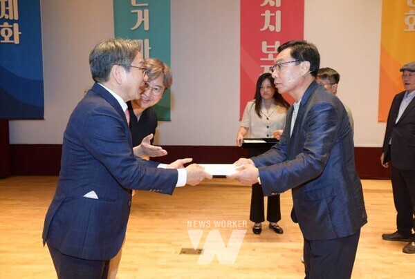 강기정 광주광역시장이 25일 오후 시청 대회의실에서 열린 주민자치회 입법 촉구 결의대회에 참석해 주민자치 연합회장으로부터 서명부를 전달 받은 후 기념촬영을 하고 있다. /광주광역시 제공