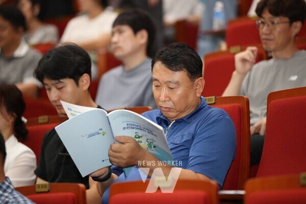 전라남도교육청 2026 예산편성을 위한 주민참여예산 설명회에서 참석자들이 자료를 살펴보고 있다.
